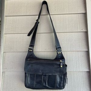 Fossil handbag .Shoulder or crossbody inside slots and compartments black